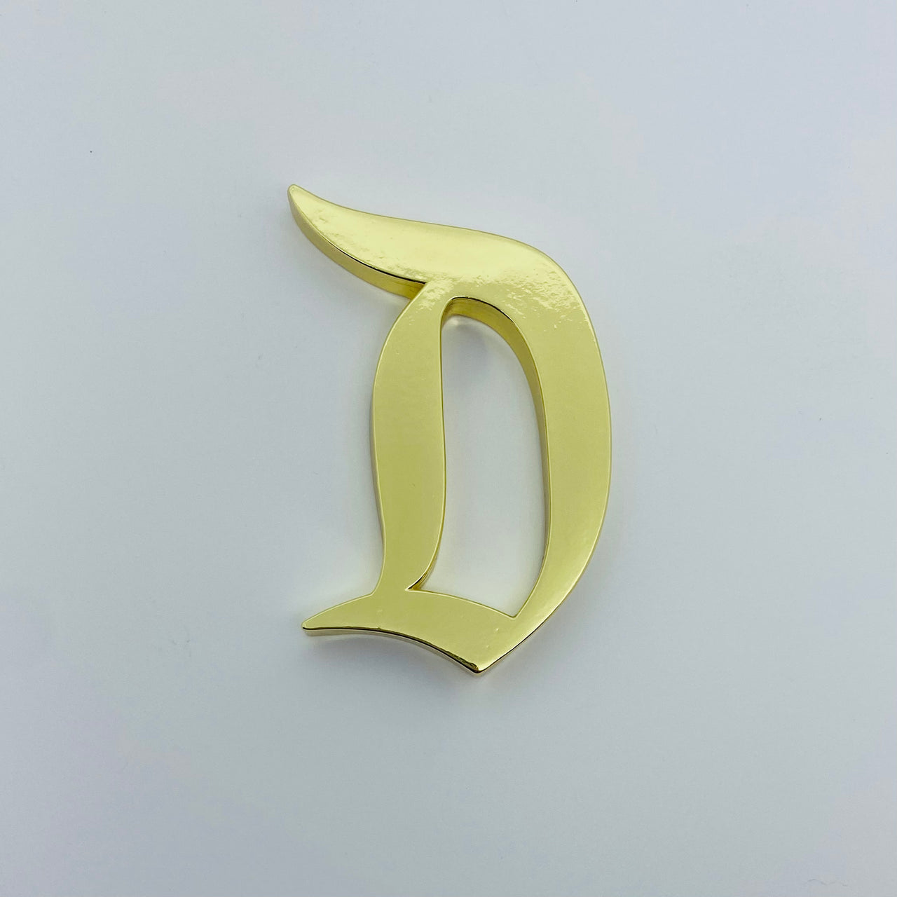 Metal Gothic “D” Striking™ Brooch in Polished Brass