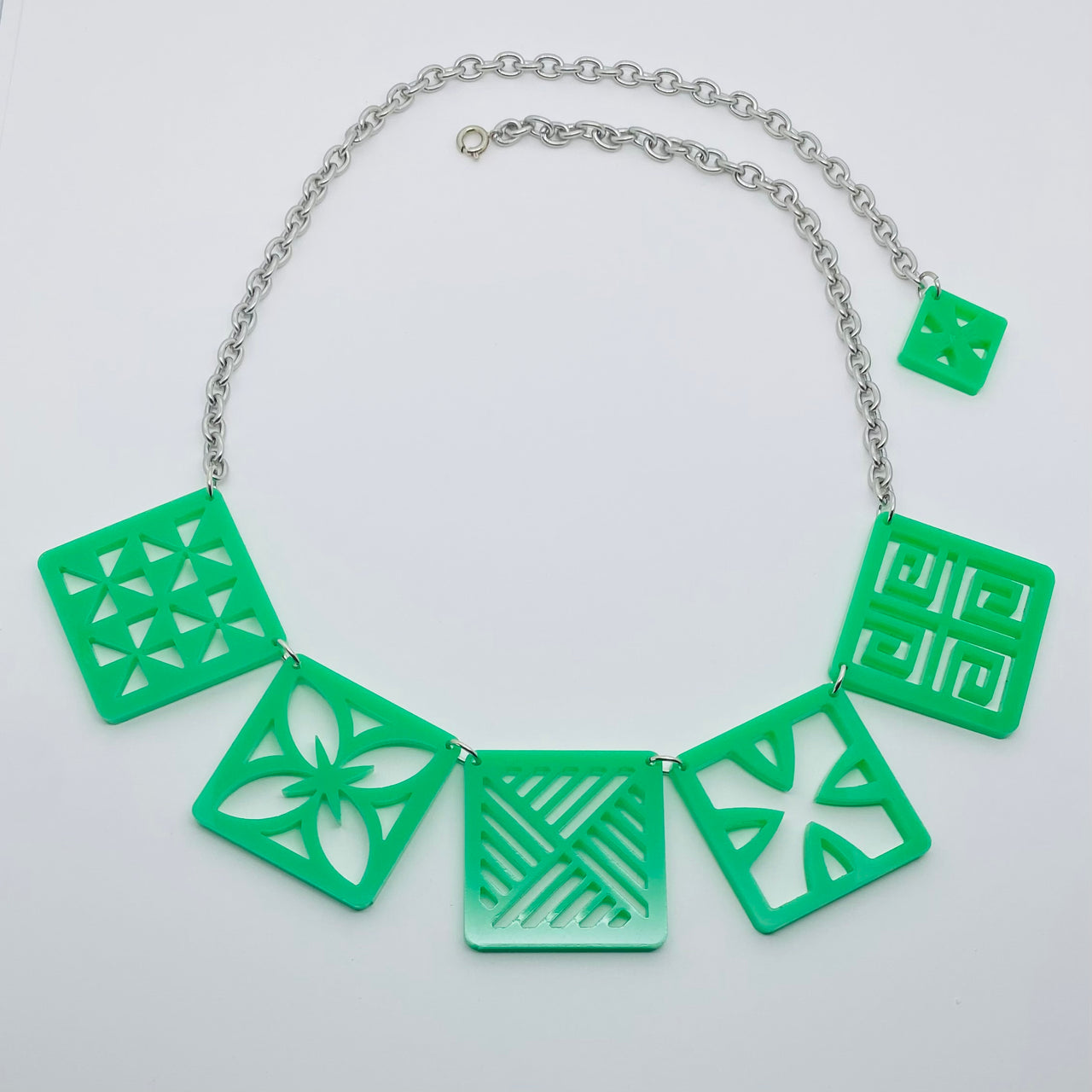 Flare Tiki Tapa Necklace in Kelly Green
